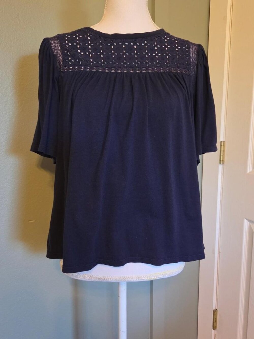 GAP Navy Blue Eyelet Flutter Sleeve Top Size LARGE
